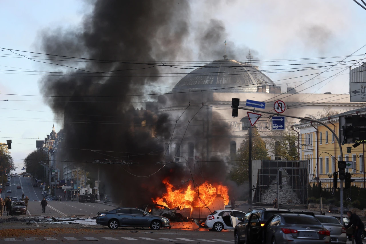 Взрывы в Киеве сейчас: как действовать и где проверить тревогу