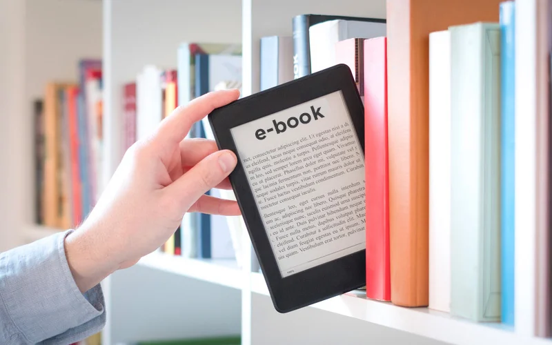 Рука тримає електронну книгу з цифрової бібліотеки української літератури у Британії