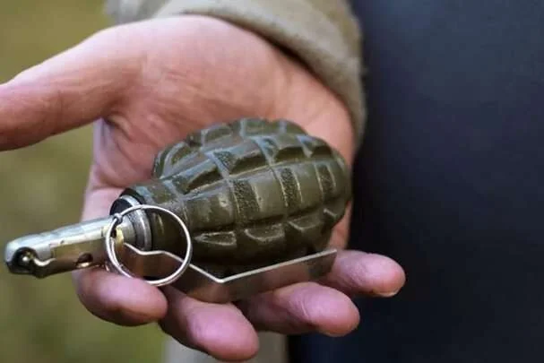 Граната в руці чоловіка, який кинув її в Камянському