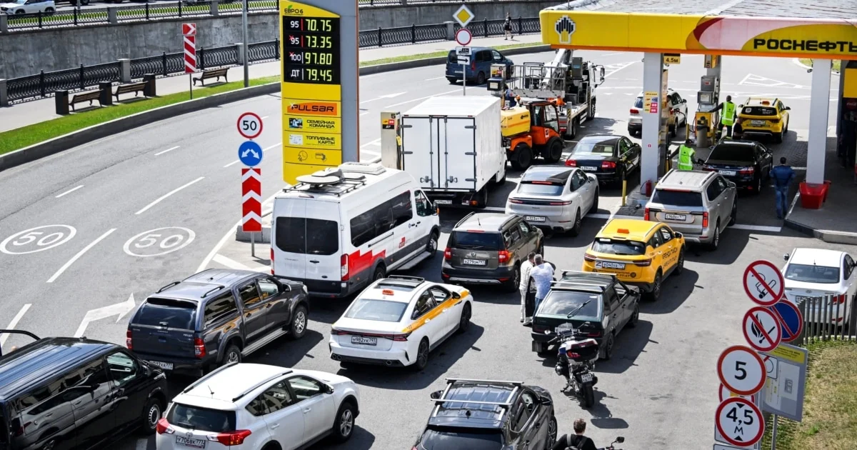 Черги машин на АЗС Роснефть у Саратові через дефіцит пального