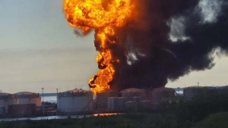 Пожежа на нафтовому терміналі Санкт-Петербурга після атаки дронів