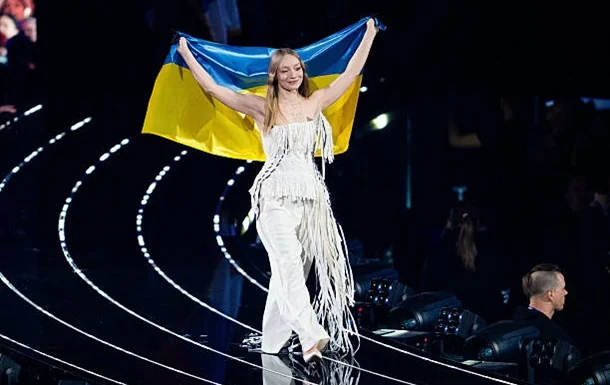 LELÉKA тримає український прапор на сцені Євробачення 2026