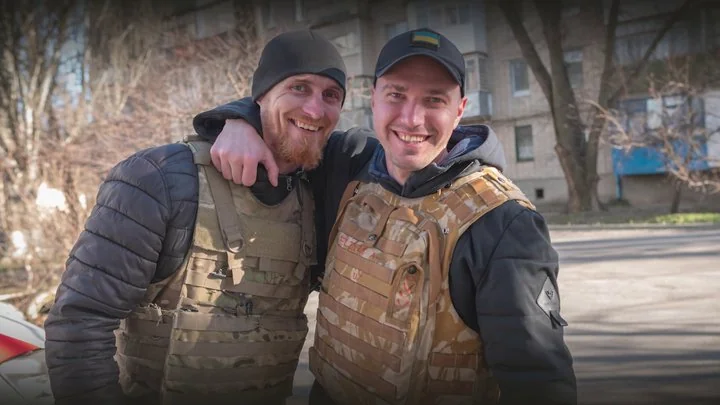 Монах з Grimbergen та волонтер у бронежилетах в Україні