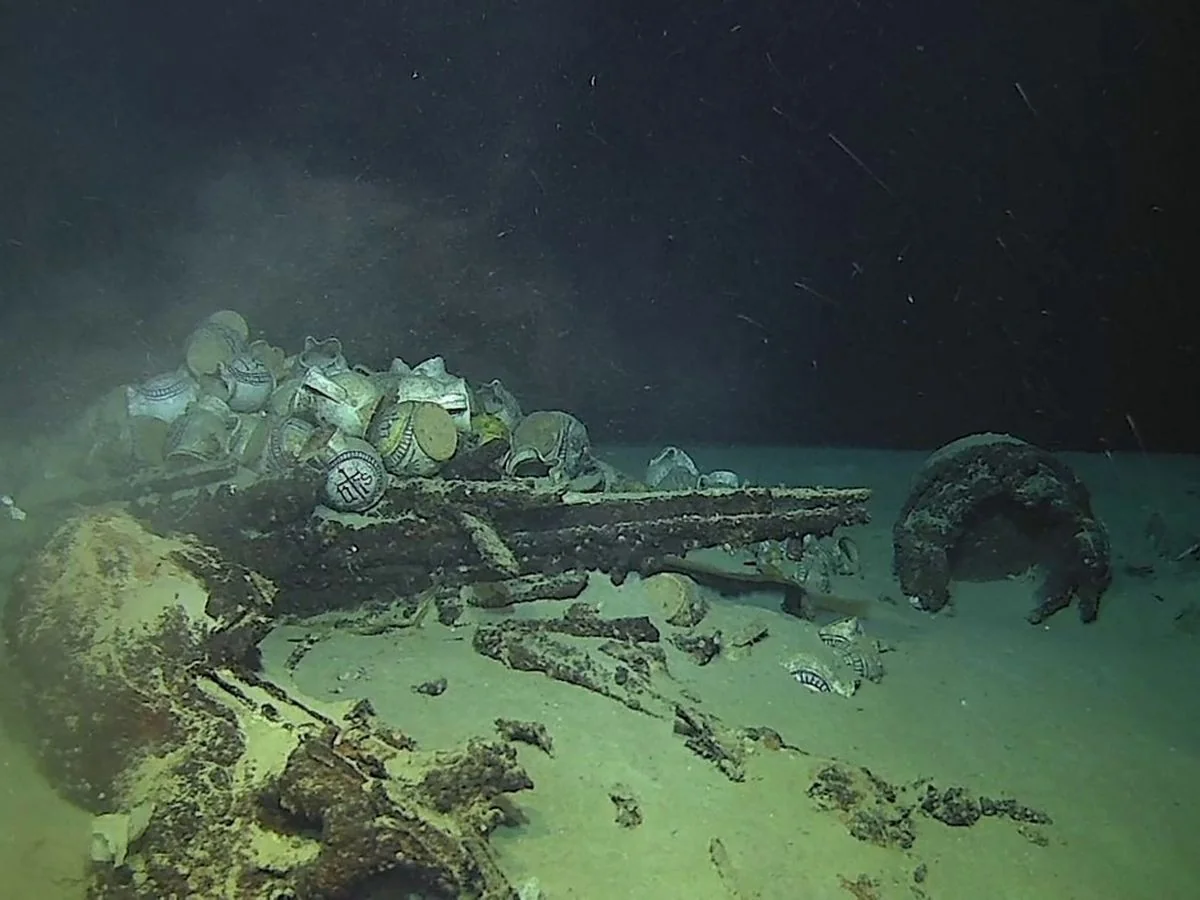 На дні Середземного моря знайшли 2400-річний корабель із вином