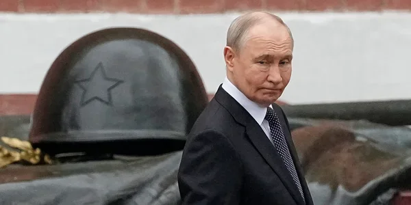 Володимир Путін на тлі військового шолома під час війни в Україні