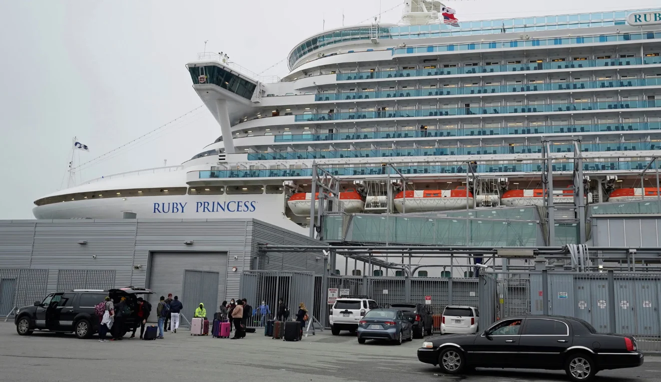 Круїзний лайнер Ruby Princess у порту під час спалаху норовірусу