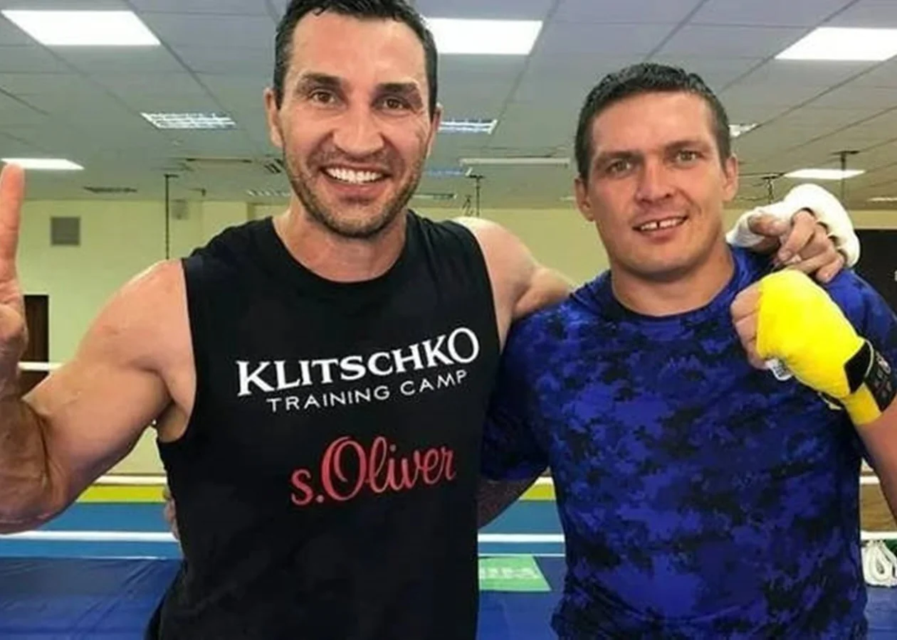 Спенсер Олівер у таборі Кличка з боксером у рукавичках