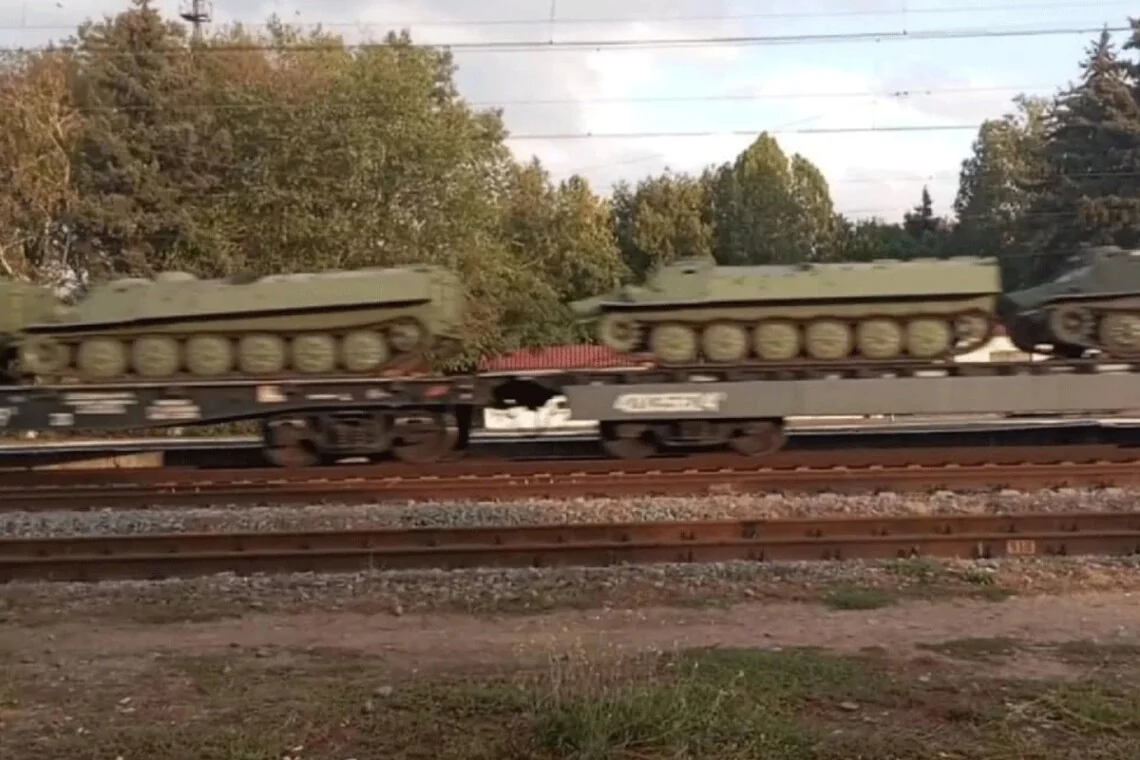 Броньована техніка на потягу під час вивезення з окупованого Криму