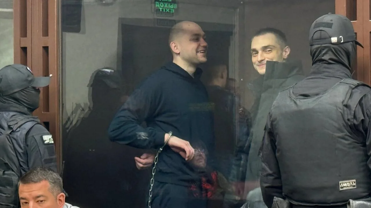 Підозрюваний бійць «Азова» в наручниках під охороною конвою