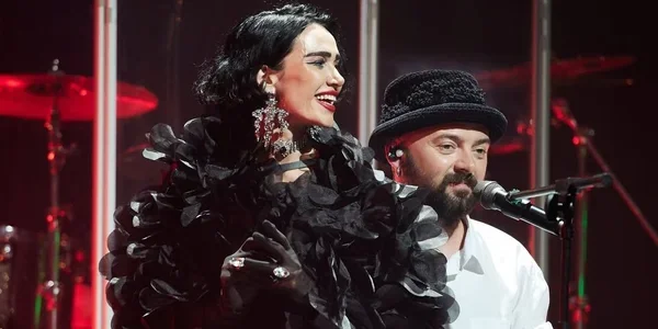 Саша Норова та артист виконують пісню на концерті пам’яті Михайла Клименка