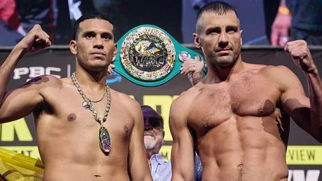 Девід Бенавідес та Олександр Усик з поясом WBC на спільній фото