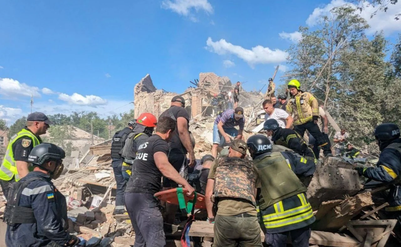 Рятувальники евакуюють постраждалого з-під завалів після удару по Кривому Рогу