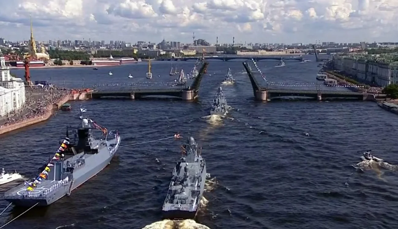 Кораблі Балтійського флоту на параді ВМФ у Санкт-Петербурзі