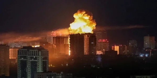 Вибух над багатоповерхівками Києва вночі від удару ракет «Циркон»