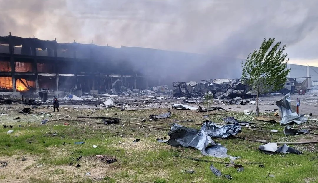 Знищений склад Українського Червоного Хреста після російської атаки в Києві