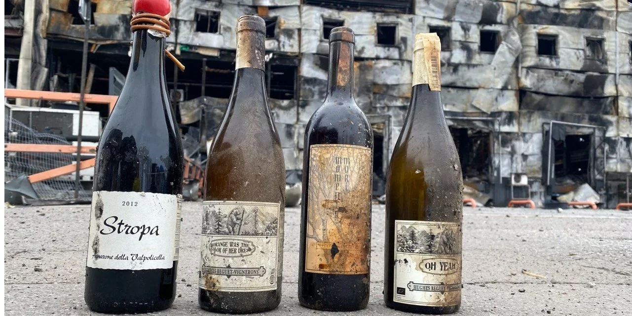 Пляшки вина на тлі зруйнованого складу OKWINE після ракетного удару
