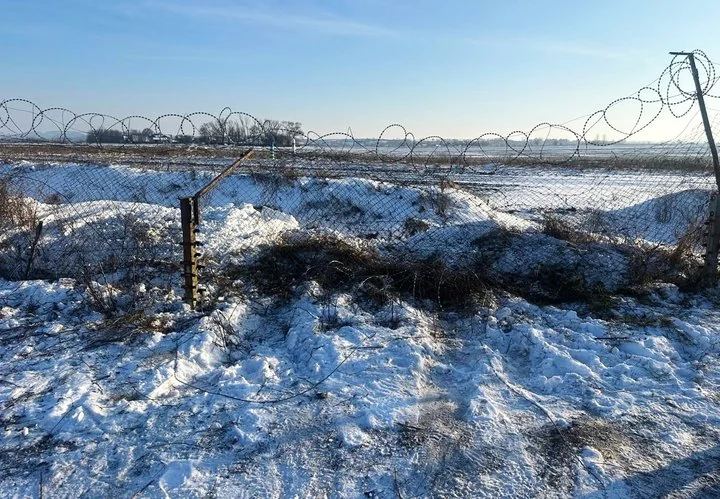 Кордон з колючим дротом на засніженому рубежі під Козачою Лопанню