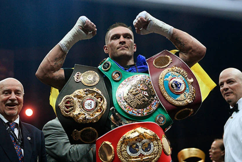 Олександр Усик з обєднаними чемпіонськими поясами у надважкій вазі