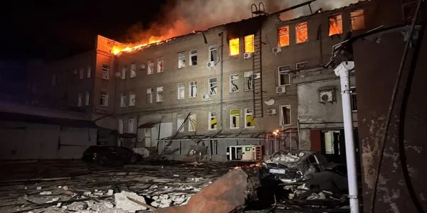 Пошкоджена багатоповерхівка в Запоріжжі після удару з пожежею вночі