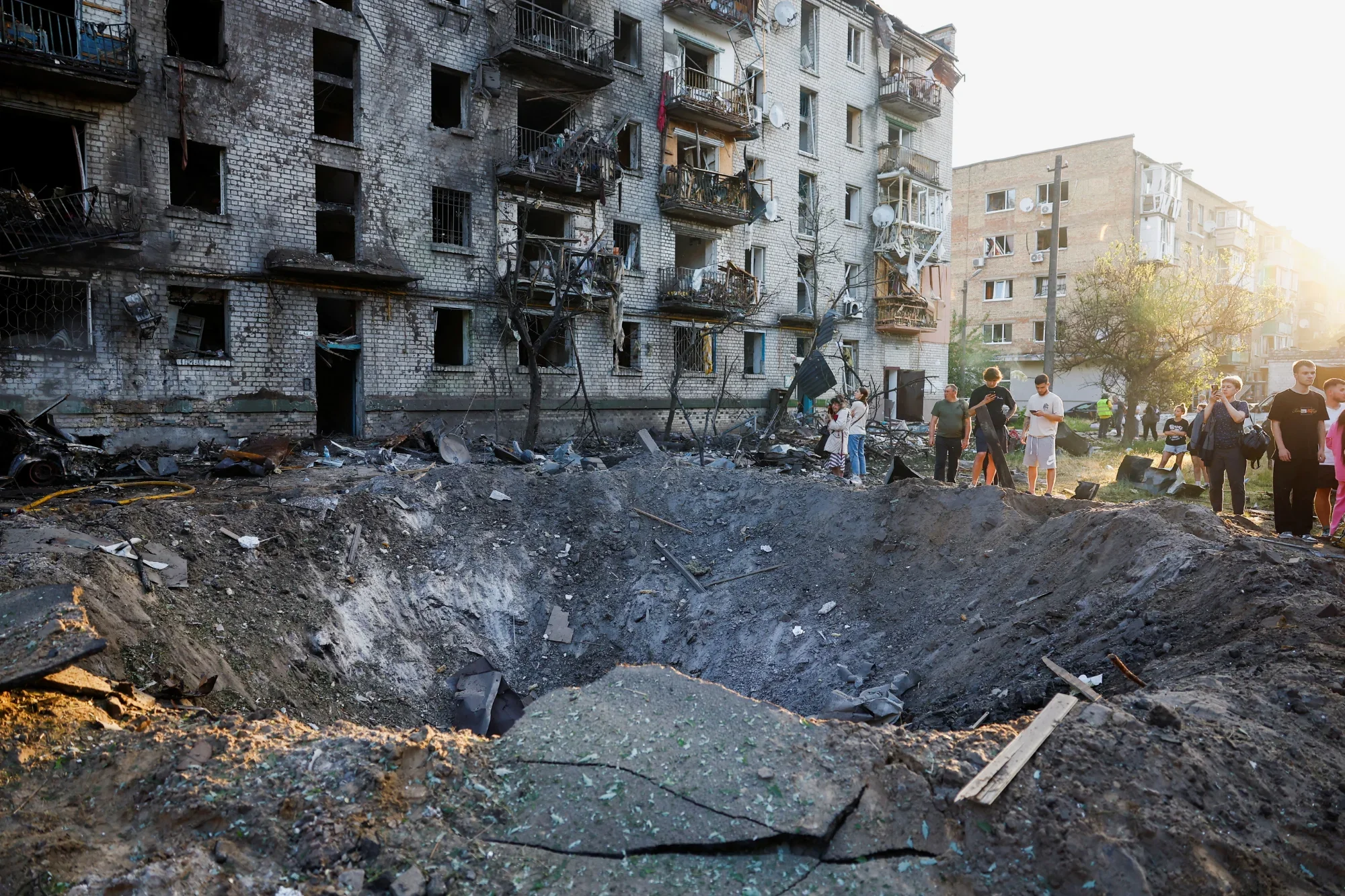 Величезна вирва після ракетного удару в Солом’янському районі Києва