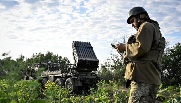 Військовий ЗСУ біля РСЗВ на позиціях у Донецькій області